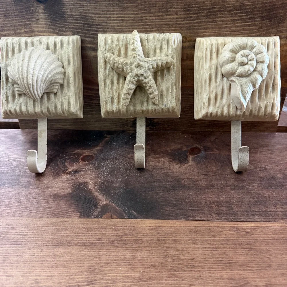 Coastal Seashell Wall Hooks Set of 3 Resin Starfish Conch Shell Towel Hanger VTG